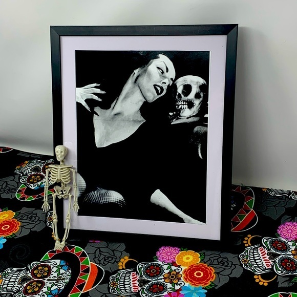 unbranded Other - Creepy Vampira with skull Picture Frame with Free plastic skeleton decor💀